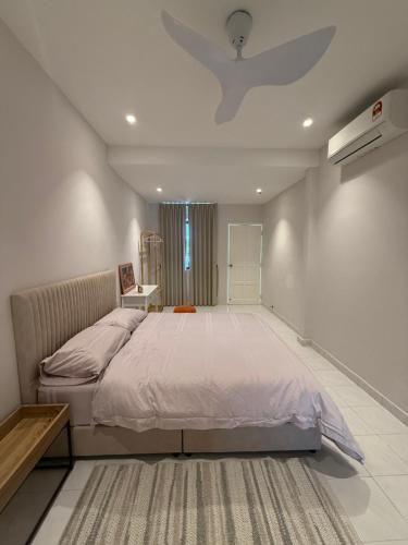 a bedroom with a large bed and a ceiling fan at Taman Bagan Homestay in Butterworth