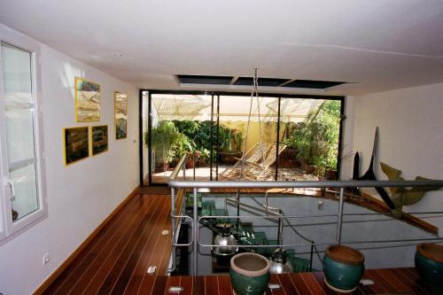 um quarto com uma cozinha com uma grande janela em Loft de Cannes B&B em Cannes