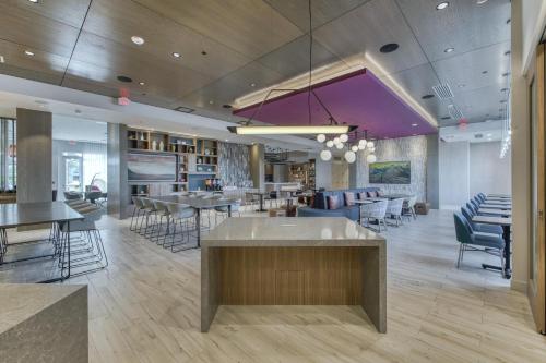 Posezení v ubytování Tru By Hilton Lumberton