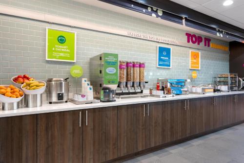 a food counter in a store with fruits and vegetables at Tru By Hilton Brunswick in Brunswick