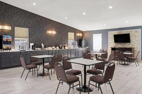 Η κουζίνα ή μικρή κουζίνα στο Super 8 by Wyndham Fort Wayne