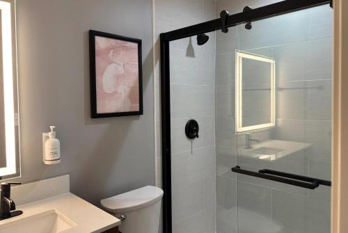 イーグル・パスにあるLa Quinta Inn & Suites by Wyndham Eagle Passのシャワー、トイレ、洗面台付きのバスルーム