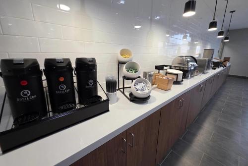 Кухня или мини-кухня в La Quinta Inn & Suites by Wyndham Eagle Pass
