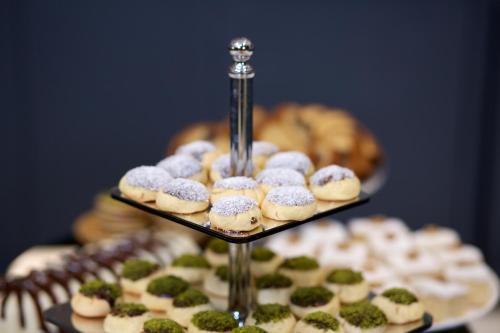 een dienblad met donuts en ander gebak op tafel bij AHC Ayasofya Hotel - Special Class in Istanbul