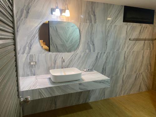 a bathroom with a sink and a mirror at ฌานติรีสอร์ท เขาค้อ in Ban Nong Chaeng