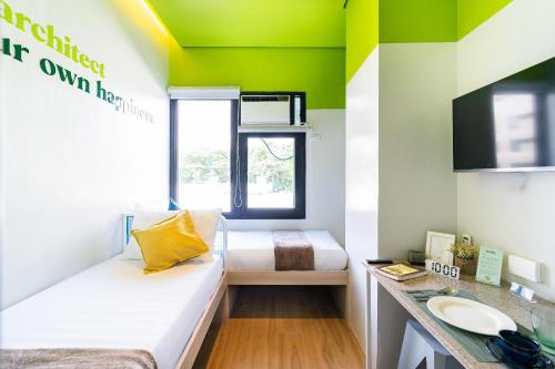 Trybe CoLiving في مدينة سيبو: غرفة صغيرة بها سرير ومغسلة
