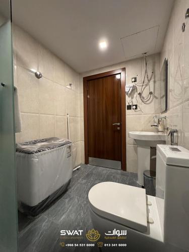 un baño con inodoro y lavabo en سوات للشقق المخدومة 5, en Al Khobar