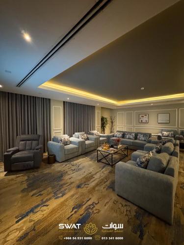 una gran sala de estar con 2 sofás y una mesa. en سوات للشقق المخدومة 5, en Al Khobar