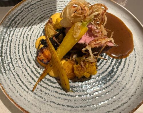 ポマールにあるHotel Particulier Les Rêveries du CLOS derrière St Jean Vignes &Spa Adult Onlyの肉野菜ソース一皿