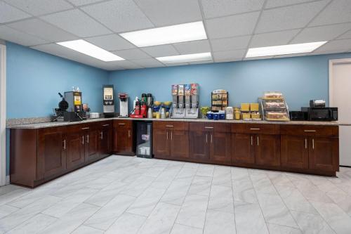 una camera con armadi in legno e piano di lavoro di Days Inn by Wyndham Alma ad Alma