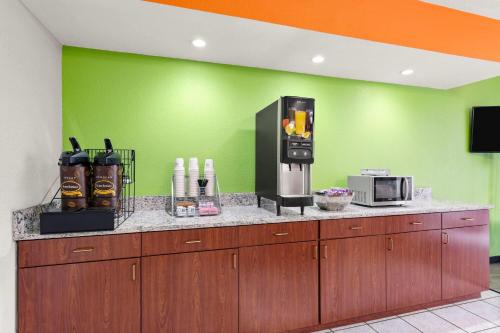 una cucina con bancone e parete verde di Super 8 by Wyndham Bulls Gap Greeneville Area a Bulls Gap