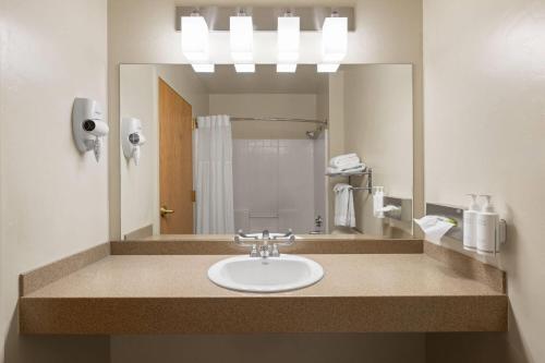 Et badeværelse på Days Inn by Wyndham Chino Valley