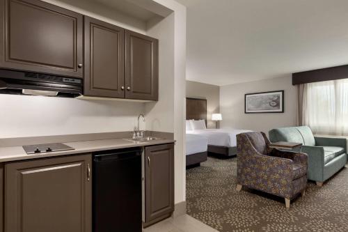 a hotel room with a kitchen and a bedroom at La Quinta by Wyndham Fairbanks Airport in Fairbanks