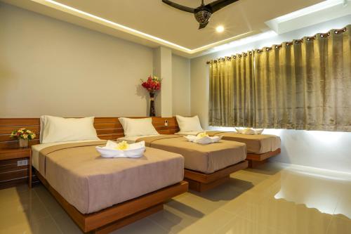 1 dormitorio con 2 camas y ventana en Living Chilled Koh Tao en Ko Tao