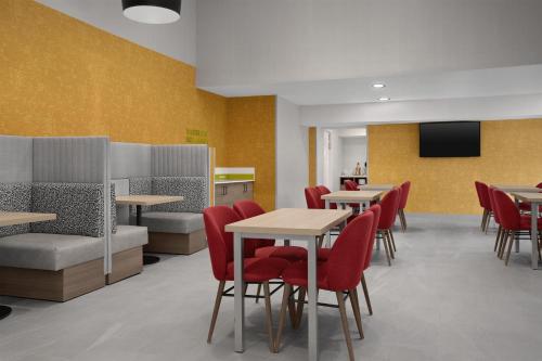 Un televizor și/sau centru de divertisment la Home2 Suites by Hilton Scottsdale Old Town