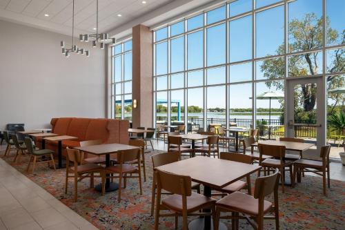 Un restaurante u otro lugar para comer en Hampton Inn & Suites By Hilton Port Clinton Catawba Island