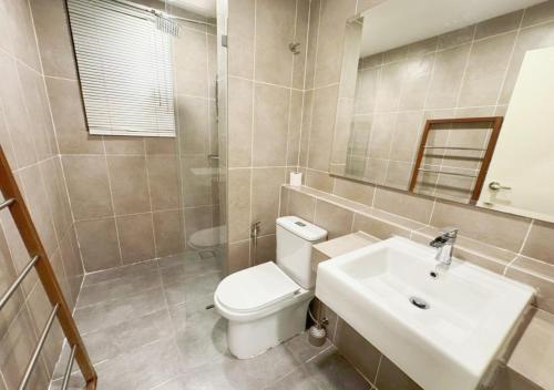 Ванная комната в Timurbay Seafront Residences by Nature Home - Weekend Free Breakfast