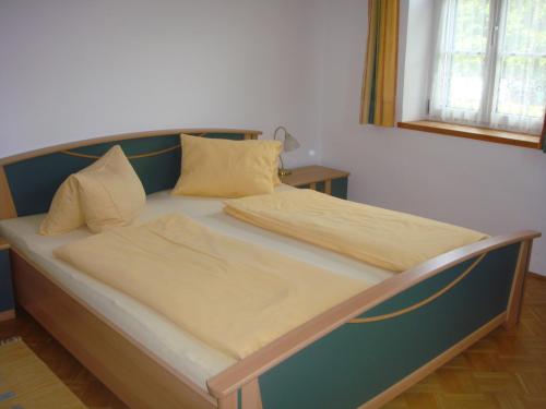 מיטה או מיטות בחדר ב-Ferienwohnungen Steger