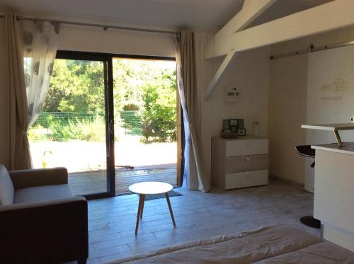 Le Domaine d'Azae في غوجان-ميستراس: غرفة معيشة مع أريكة وطاولة