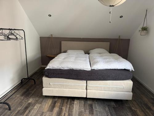 un lit dans une chambre avec un pare-lit blanc dans l'établissement Licata Trade fair accommodation - Messezimmer, à Düsseldorf