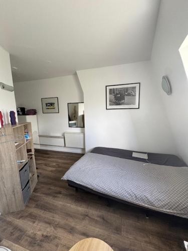Llit o llits en una habitació de Studio Paris 16