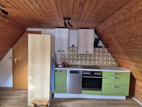 Kuchyň nebo kuchyňský kout v ubytování Spitzbodennest am Wald