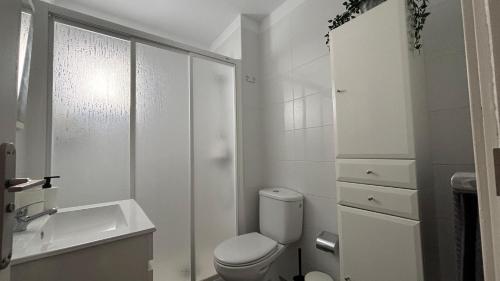 カンデラリアにあるAPARTAMENTO Ocean Elevenのトイレと洗面台を備えた白いバスルーム