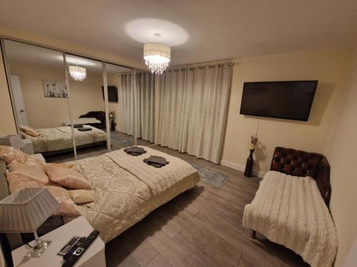 ein Schlafzimmer mit einem großen Bett und einem Spiegel in der Unterkunft Ecclesfield Cottage - Two Bedrooms in Sheffield near Peak District with fast Wi-Fi, off-street parking and garden in Ecclesfield