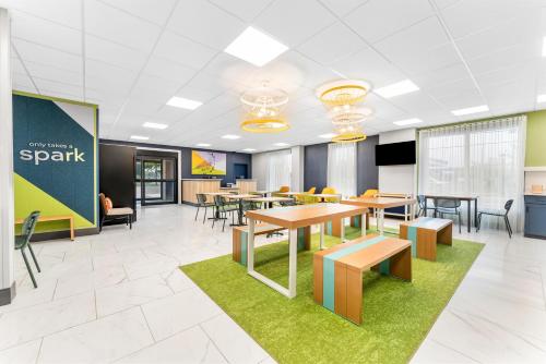 a rendering of a cafeteria with tables and chairs at Spark by Hilton Essex Junction Burlington in Essex Junction