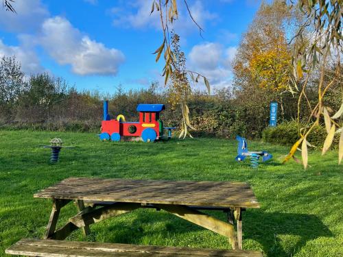 Ο χώρος παιχνιδιού για παιδιά στο Appartement détente, piscine - sauna - vue sur le golf