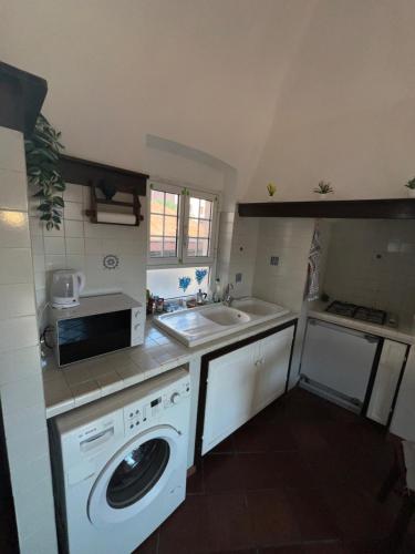 Η κουζίνα ή μικρή κουζίνα στο Paradiso sul mare - Finale Ligure