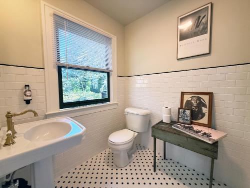 une salle de bain avec toilettes, lavabo et fenêtre dans l'établissement MobyDick Hotel, à Ocean Park