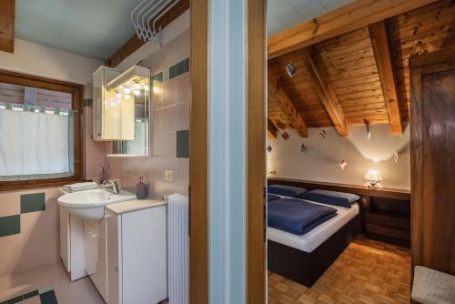ein Badezimmer mit einem Bett und einem Waschbecken in einem Zimmer in der Unterkunft Romantic Hideaway with Mountain View and Hiking Trails in Terzels