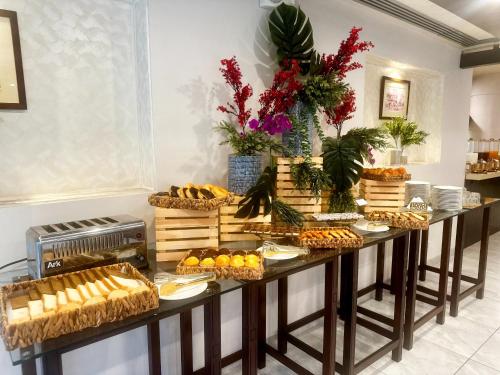 Hotel Margala في اسلام اباد: طاولة مليئة بالكثير من الأنواع المختلفة من الطعام