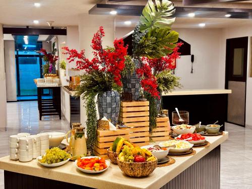 Hotel Margala في اسلام اباد: بوفيه مع اطباق طعام على طاولة