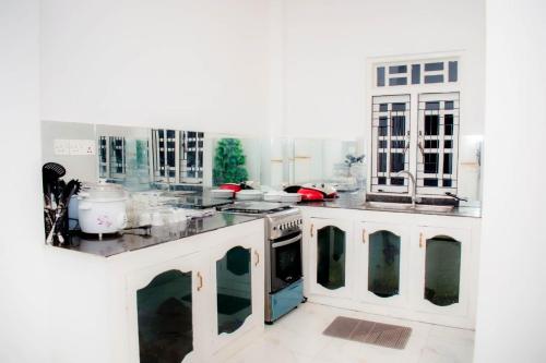 Kuchyň nebo kuchyňský kout v ubytování 86 villas trincomalee