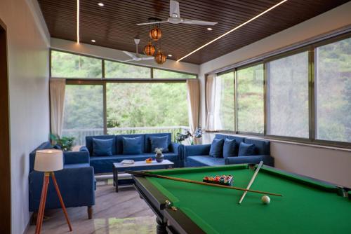 Ruang duduk di StayVista at Mount Willow with Mountain views, AC, Lawn