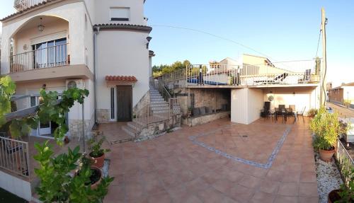 a courtyard of a house with a patio at Quesa Tranquil Valencia in Quesa