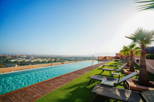Malaga con infinity pool y terraza cubierta