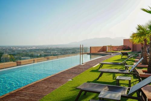 Malaga con infinity pool y terraza cubierta