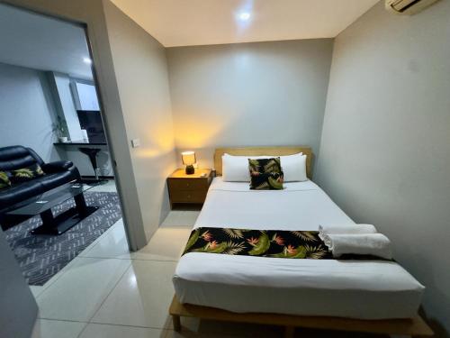 une chambre avec un lit et un salon dans l'établissement Cloud Apartments 2 Bedroom in Lautoka CBD, à Lautoka