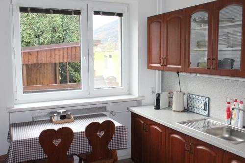 una cocina con fregadero y ventana en Chalupa pod Lysou horou, en Ostravice