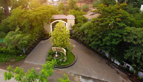 Pushpam Sanskruti Resort Karjat室外花園