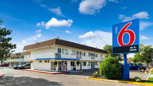a building with a sign in front of it at Motel 6-Kalispell, MT in Kalispell