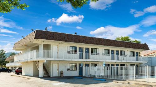 a building with a balcony on top of it at Motel 6-Kalispell, MT in Kalispell