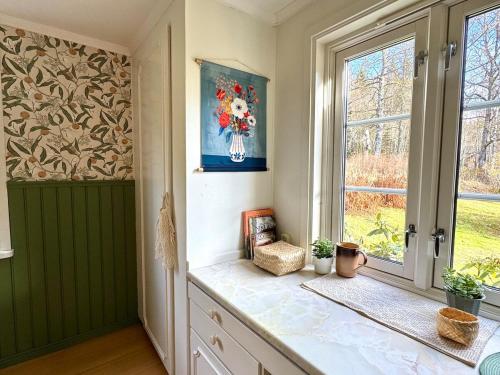 HerrängLilla Älva的厨房设有窗户和植物台面