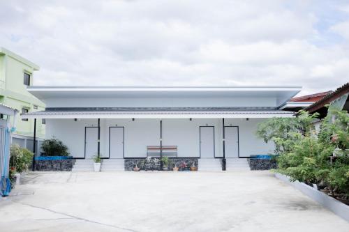 an empty parking lot in front of a building at Thongkon Hotel in Surin