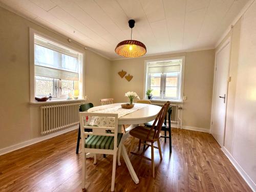 HerrängLilla Älva的有桌子和椅子的餐厅
