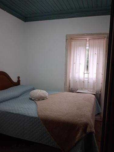 a bedroom with a bed and a window at Quintal do Ti Zaquiel in Casais do Chão da Mendiga