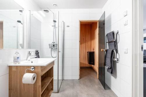 une salle de bain avec lavabo et douche dans l'établissement Lindvallen Ski Resort - Sauna - 6 Guests, à Sälen